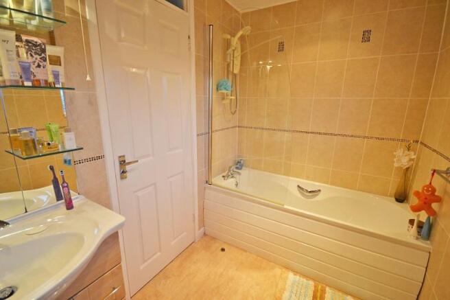 Bathroom (2nd view)