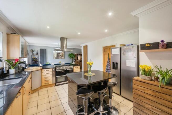 5 bed Detached for sale Image 5