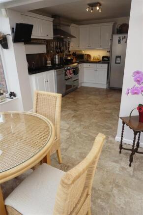 MODERN FITTED KITCHE