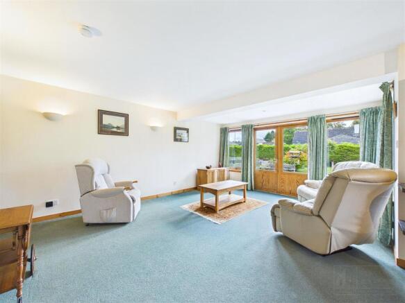 Open Plan Kitchen, Dining & Living Area