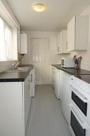 3 bed Terraced to rent Image 6