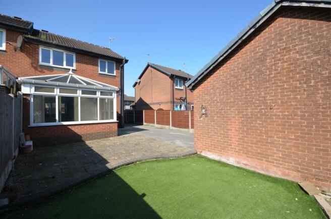 LARGE GARDEN WITH GARAGE