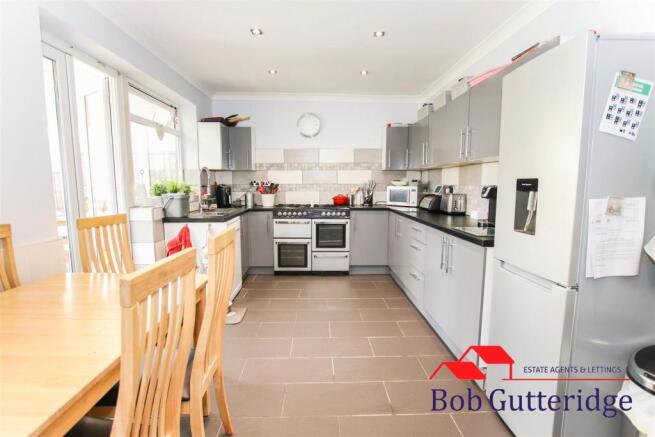 MODERN FITTED KITCHEN / DINING ROOM