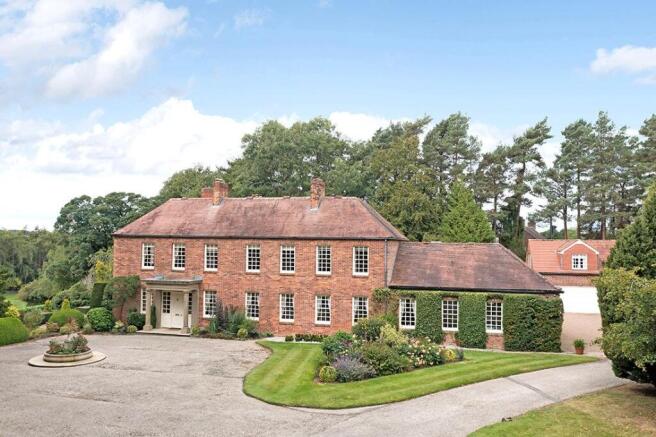 5 bed Detached for sale Image 4