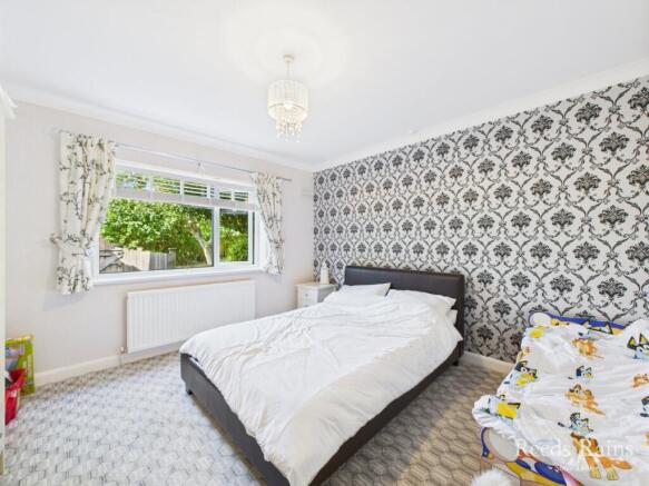 4 bed Bungalow for sale Image 9