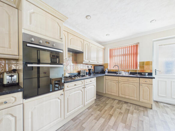 3 bed Semi-Detached for sale Image 9