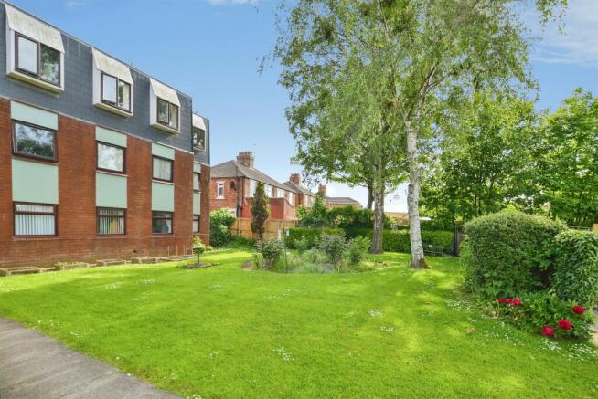 2 bed Ground Flat for sale Image 11