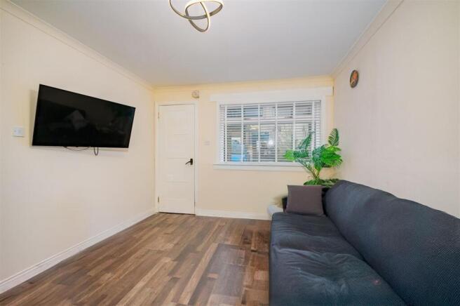 20 Traquair Gardens Dundee-12.JPG