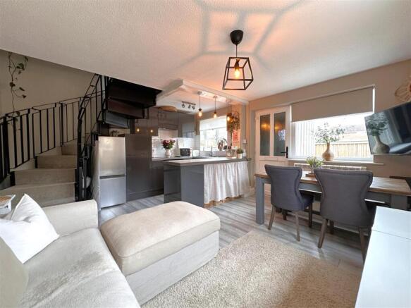 OPEN-PLAN LIVING 710