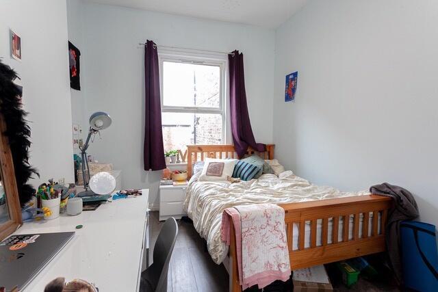 Bright, neatly presented double bedroom with a ...