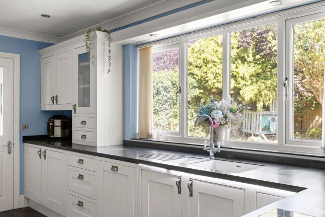 5 bed Detached for sale Image 7