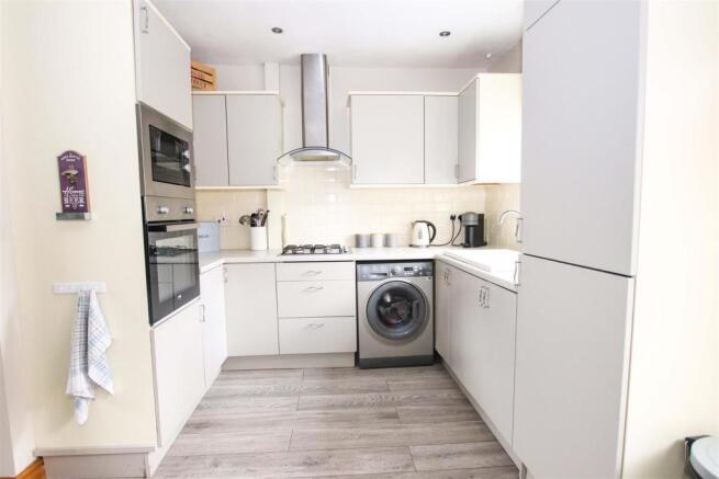 OPEN PLAN LOUNGE / FITTED KITCHEN / DINER