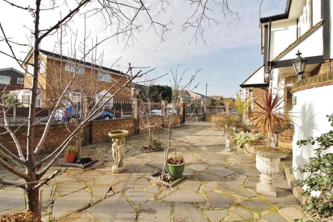 Front Garden Photo 2