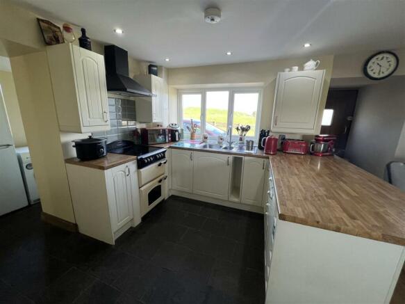 MODERN KITCHEN