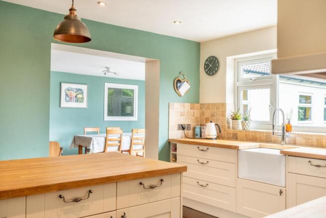 5 bed Detached for sale Image 12