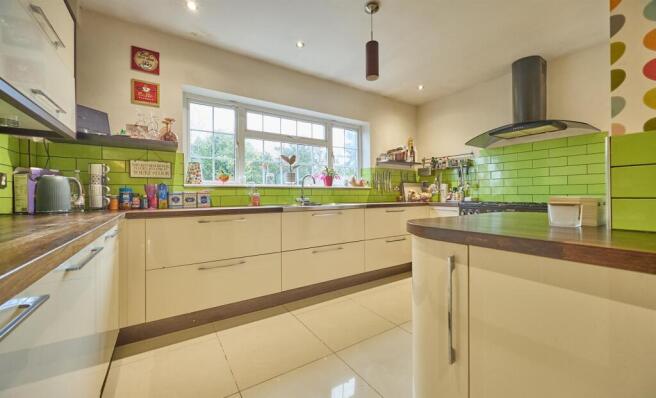 L Shaped Breakfast Kitchen to Rear