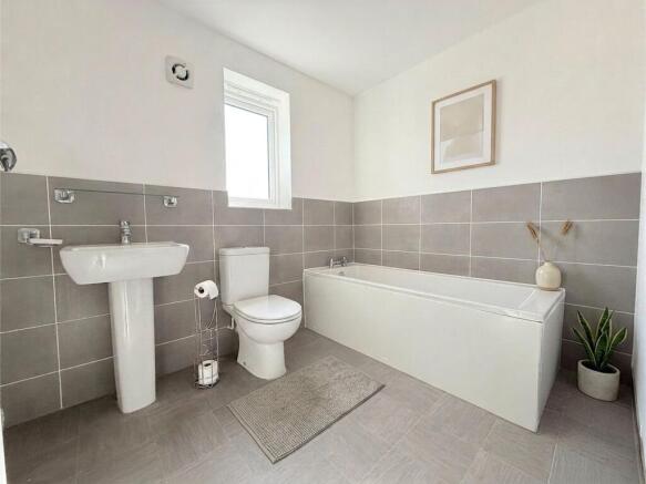 5 bed Detached for sale Image 5