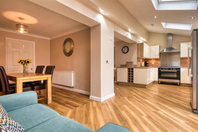 6 bed Detached for sale Image 5