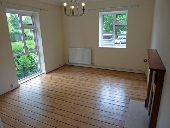 Viewfield Cres, 129, Living1.jpg