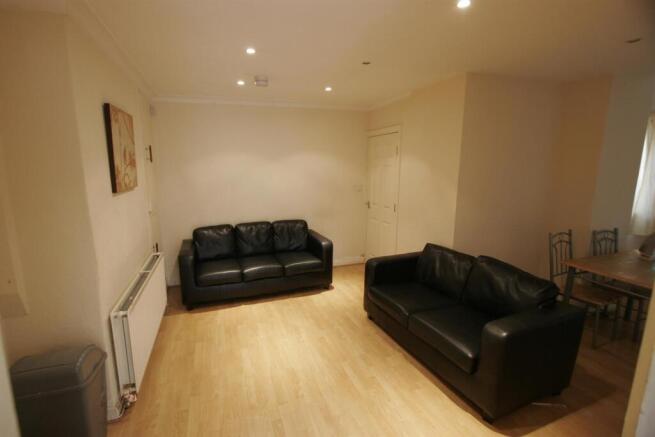 4 bed Semi-Detached to rent Image 5
