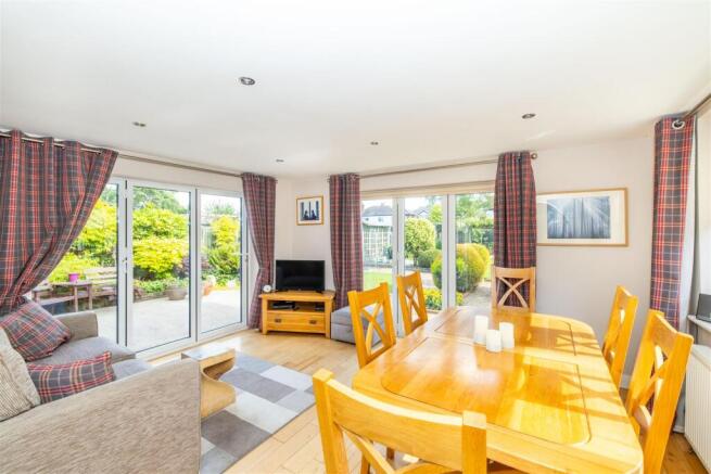 4 bed Detached Bungalow for sale Image 4