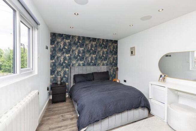 5 bed Detached for sale Image 11