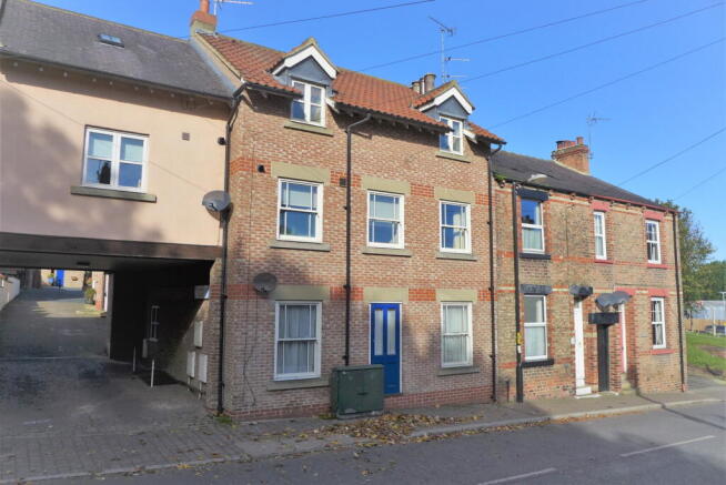 3 bed Apartment to rent Image 12