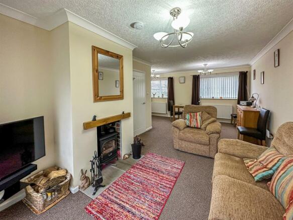 LOUNGE/DINING ROOM