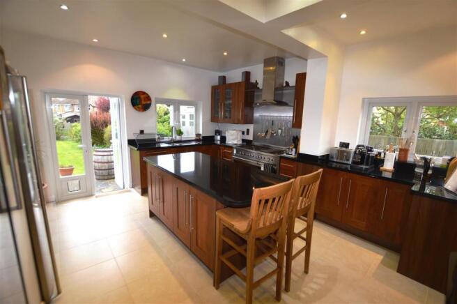 KITCHEN/BREAKFAST ROOM: