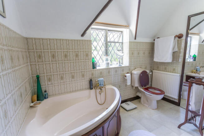 Large en-suite bathroom
