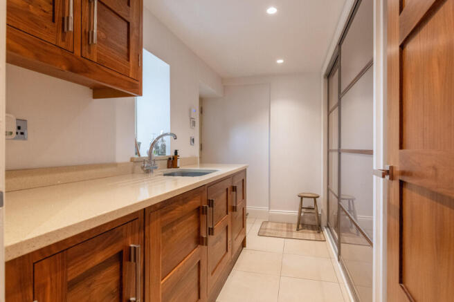 9 bed Detached for sale Image 11