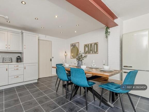 4 bed Terraced to rent Image 5
