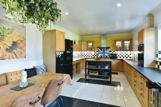 7 bed Bungalow for sale Image 6