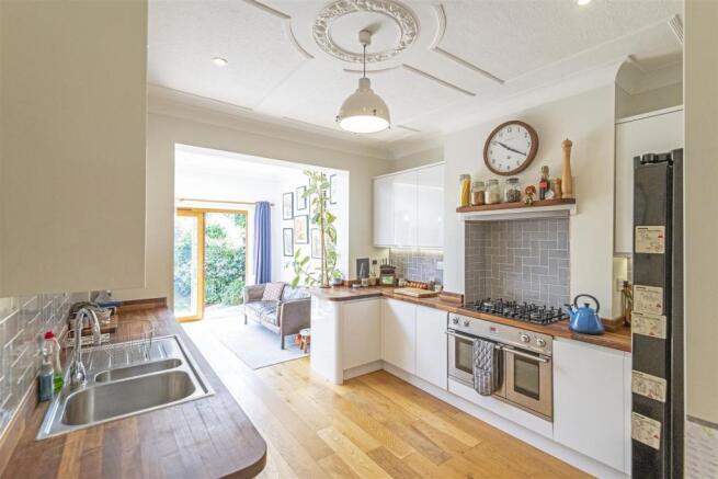 FITTED KITCHEN