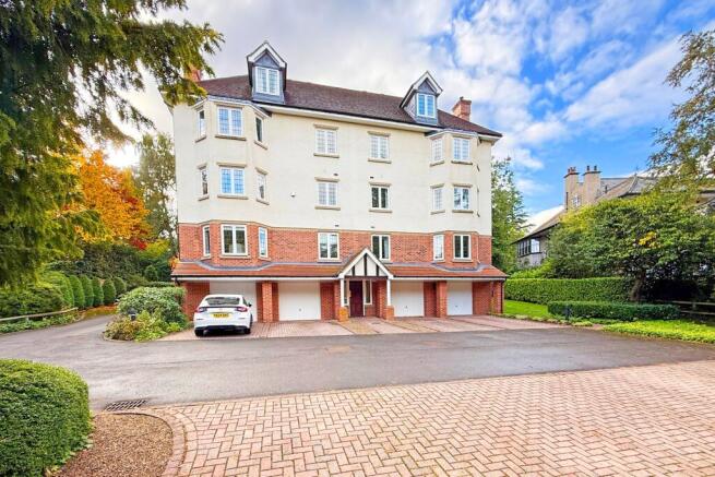 3 bed Flat for sale Image 9