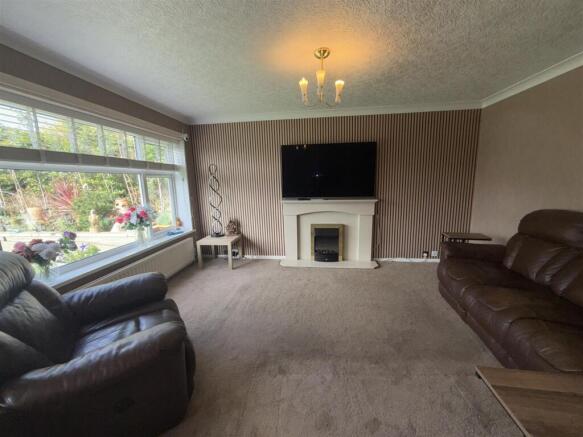 LOUNGE & DINING AREA