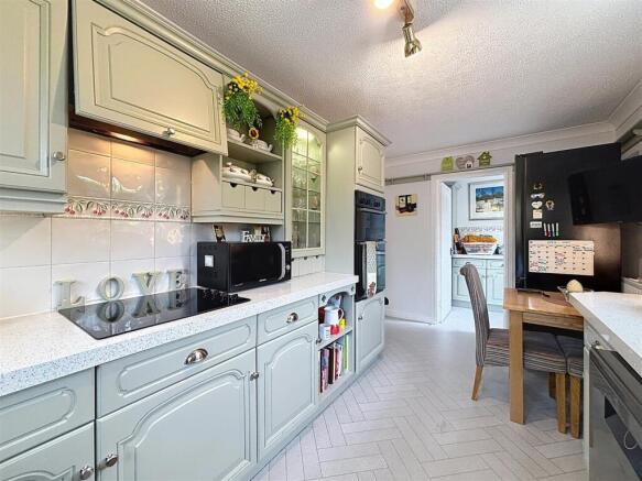 4 bed Detached for sale Image 9