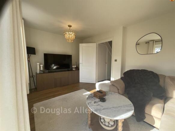 Dennington Crescent, Basildon, Essex photo 5