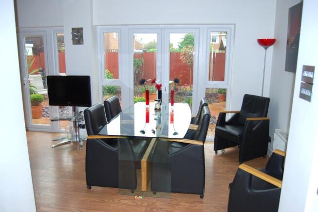 REAR LOUNGE/DINING R