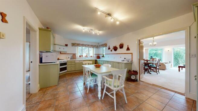 KITCHEN/BREAKFAST ROOM