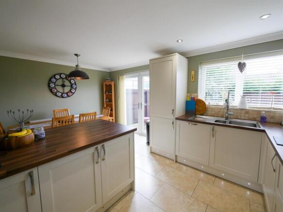 Kitchen/ Dining Room