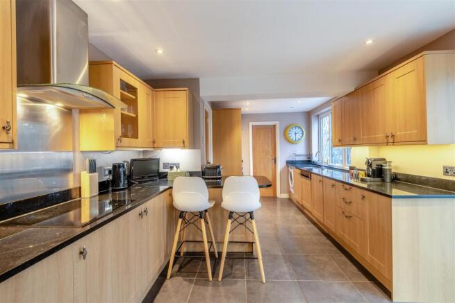 8637765-interior10.jpg