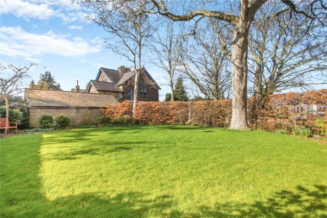 6 bed Detached for sale Image 9