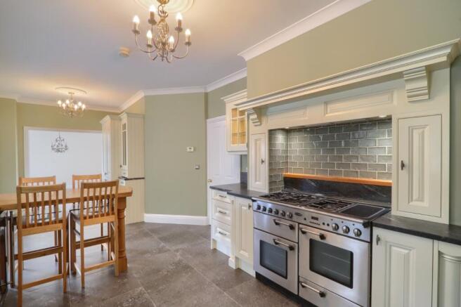 5 bed Detached for sale Image 10