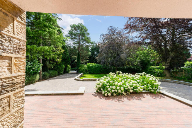 6 bed Detached for sale Image 2