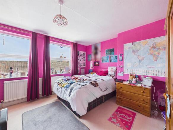 5 bed Detached for sale Image 8