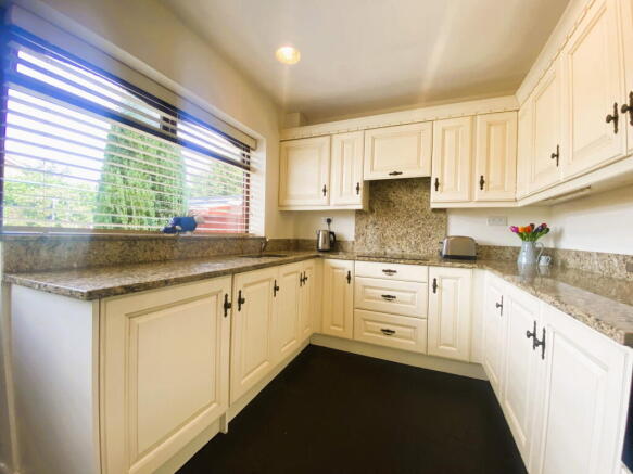 2 bed Semi-Detached Bungalow for sale Image 9