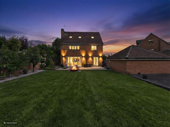 5 bed Detached for sale Image 4