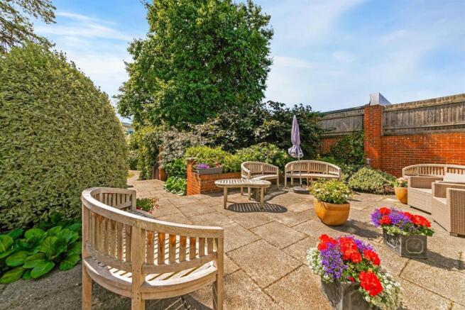 14-05ef25 Yew Tree Court -61-medium.jpg
