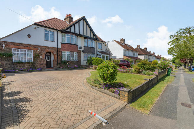 LARGE HERRINGBONE BLOCK DRIVEWAY